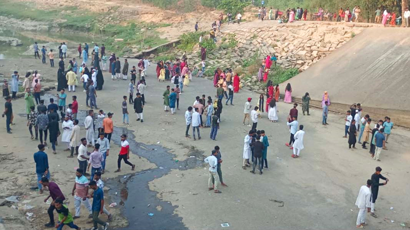 মাধবপুরে কৃষি রাবার ড্যামে দর্শনার্থীদের ভিড় মাধবপুরে কৃষি রাবার ড্যামে দর্শনার্থীদের ভিড়