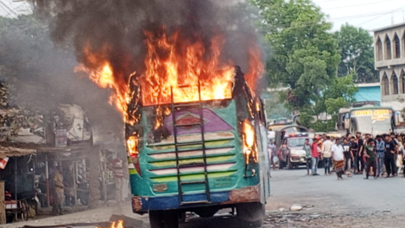 সড়কে প্রাণ গেল বাবা-মেয়ের, বাসে আগুন দিল বিক্ষুব্ধ জনতা সড়কে প্রাণ গেল বাবা-মেয়ের, বাসে আগুন দিল বিক্ষুব্ধ জনতা
