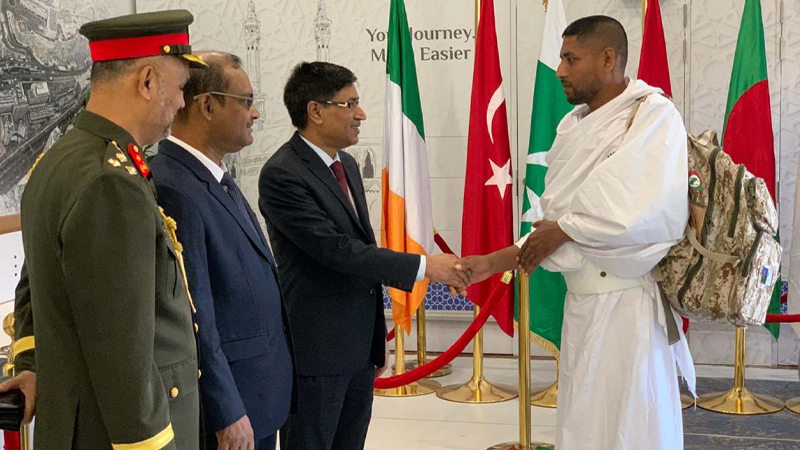 সৌদি আরব পৌঁছেছে দেশের প্রথম হজ ফ্লাইট সৌদি আরব পৌঁছেছে দেশের প্রথম হজ ফ্লাইট