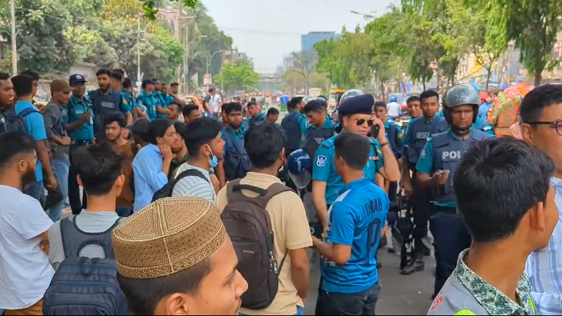 ঢাকা কলেজ ও সিটি কলেজের শিক্ষার্থীদের মধ্যে সংঘর্ষ চলছে ঢাকা কলেজ ও সিটি কলেজের শিক্ষার্থীদের মধ্যে সংঘর্ষ চলছে