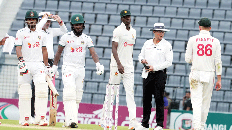 লিড একশ’ ছাড়ালেও চাপেই থাকল বাংলাদেশ লিড একশ’ ছাড়ালেও চাপেই থাকল বাংলাদেশ