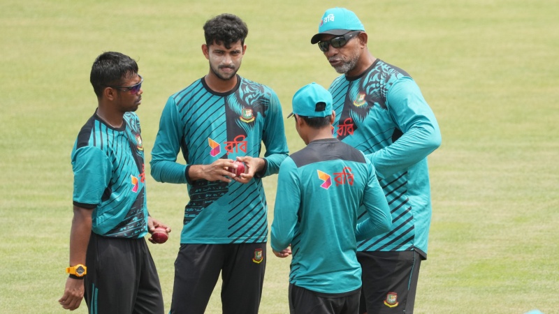 চট্টগ্রাম টেস্টে তিন পেসার নাকি তিন স্পিনার, যা বললেন সিমন্স চট্টগ্রাম টেস্টে তিন পেসার নাকি তিন স্পিনার, যা বললেন সিমন্স