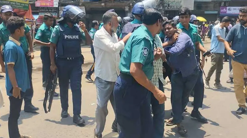 চট্টগ্রামে ব্যাটারিচালিত রিকশাচালকদের সমাবেশ পণ্ড, আটক ৩ চট্টগ্রামে ব্যাটারিচালিত রিকশাচালকদের সমাবেশ পণ্ড, আটক ৩