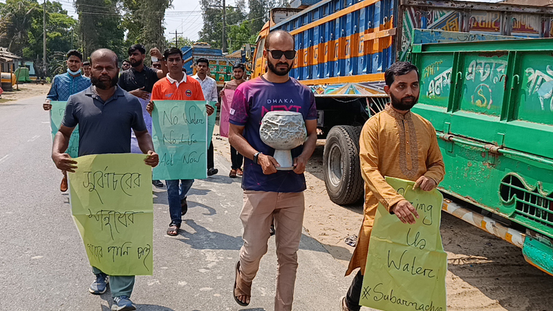 পানির দাবিতে সুবর্ণচরে সাড়ে ৩ কিলোমিটার পদযাত্রা পানির দাবিতে সুবর্ণচরে সাড়ে ৩ কিলোমিটার পদযাত্রা