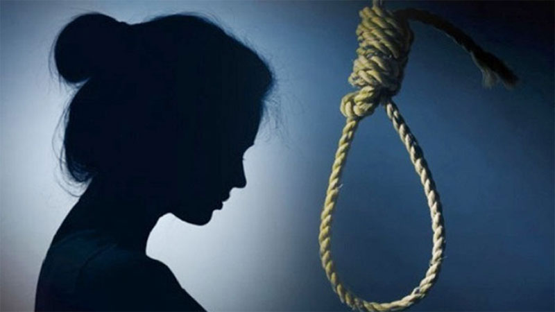 বাবা-মা ফিরে দেখেন মেয়ের লাশ ঝুলছে বাবা-মা ফিরে দেখেন মেয়ের লাশ ঝুলছে