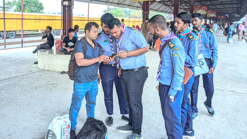 স্কাউট সদস্যদের চেষ্টায় ভোগান্তি কমলো যাত্রীর স্কাউট সদস্যদের চেষ্টায় ভোগান্তি কমলো যাত্রীর