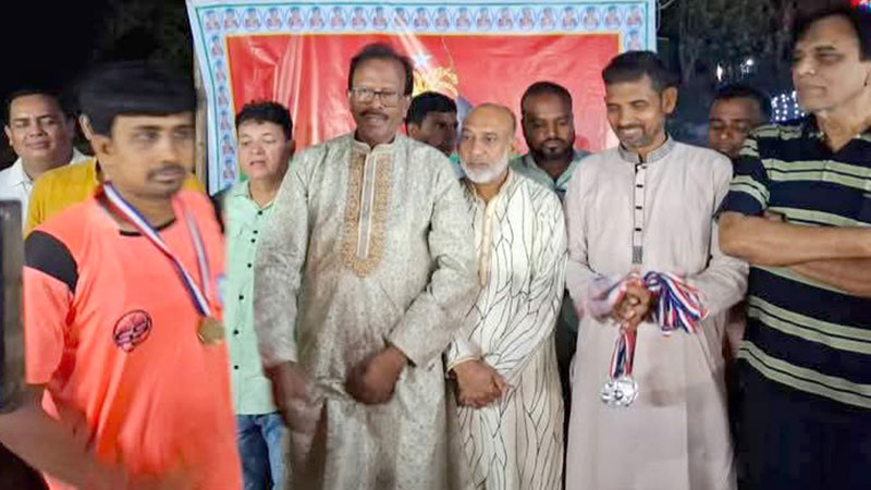 পুরস্কার বিতরণীর এক মঞ্চে বিএনপি ও আ’লীগ নেতা পুরস্কার বিতরণীর এক মঞ্চে বিএনপি ও আ’লীগ নেতা