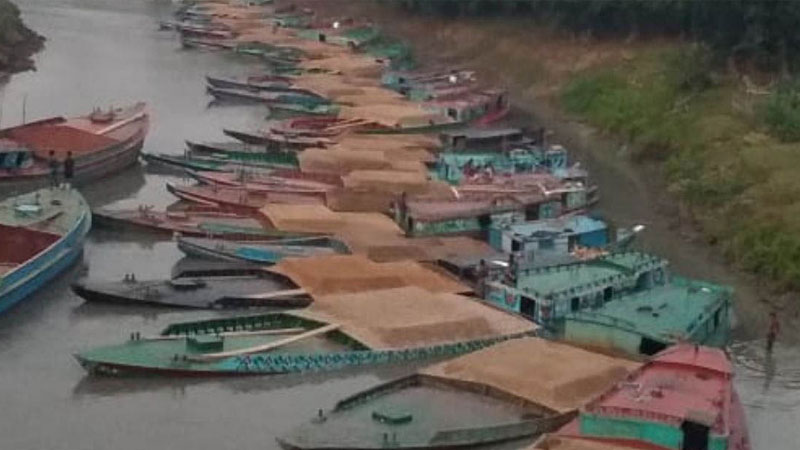 রক্তি নদীর নৌজটে আটকা শতাধিক বাল্কহেড-ট্রলার রক্তি নদীর নৌজটে আটকা শতাধিক বাল্কহেড-ট্রলার