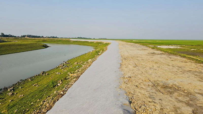 মাটির বস্তার পরিবর্তে জিওব্যাগ আবাদ নিয়ে শঙ্কায় কৃষক মাটির বস্তার পরিবর্তে জিওব্যাগ আবাদ নিয়ে শঙ্কায় কৃষক
