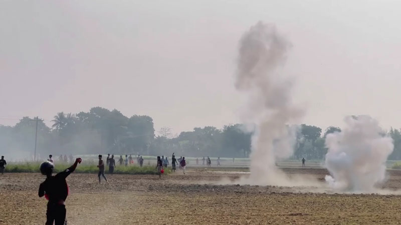 সামান্য উত্তেজনায় ফোটে ককটেল সামান্য উত্তেজনায় ফোটে ককটেল