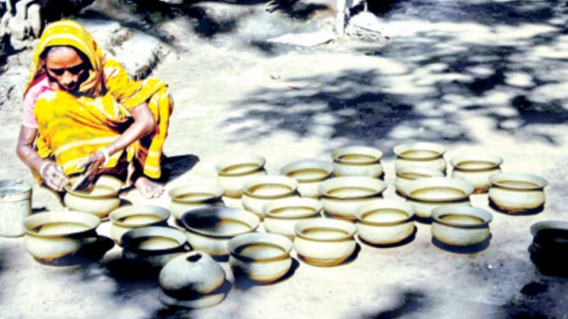গ্রামীণ মৃৎশিল্প মরছে প্লাস্টিকে গ্রামীণ মৃৎশিল্প মরছে প্লাস্টিকে