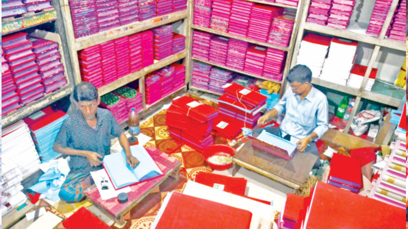 হারিয়ে যাওয়ার পথে খাতুনগঞ্জের হালখাতা হারিয়ে যাওয়ার পথে খাতুনগঞ্জের হালখাতা