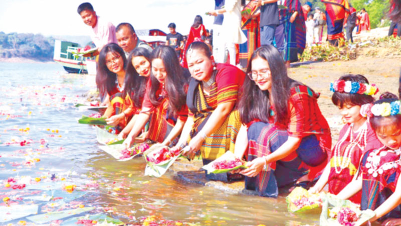 বৈশাখ ঘিরে সরগরম বাণিজ্যপাড়া বৈশাখ ঘিরে সরগরম বাণিজ্যপাড়া