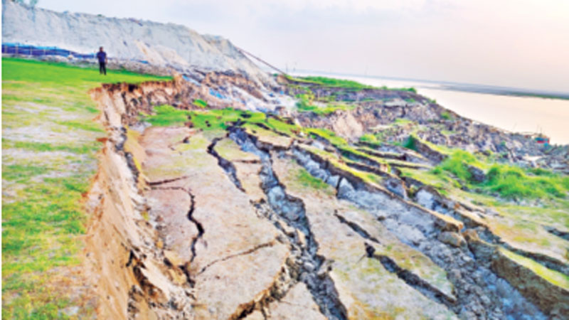 অবৈধভাবে বালু উত্তোলনে পদ্মায় ভাঙন, ঝুঁকিতে বাঁধ অবৈধভাবে বালু উত্তোলনে পদ্মায় ভাঙন, ঝুঁকিতে বাঁধ