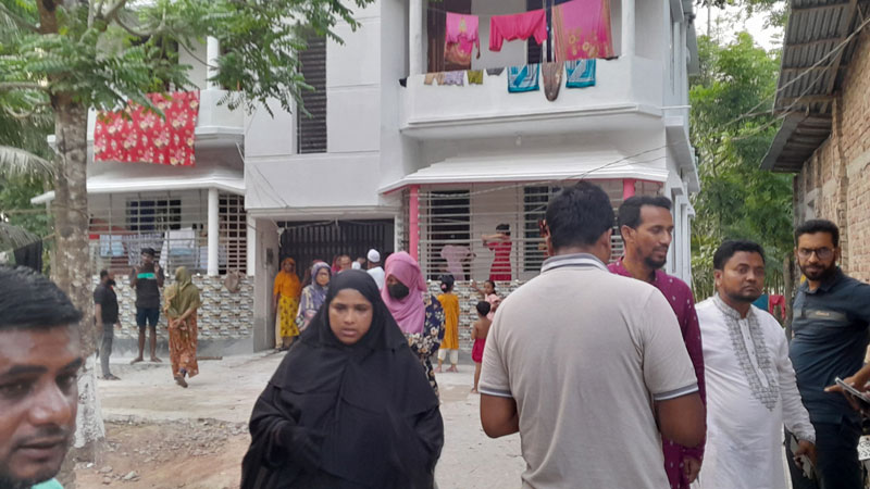 ভিডিও দেখে দালালের বাড়ি ঘেরাও ভিডিও দেখে দালালের বাড়ি ঘেরাও