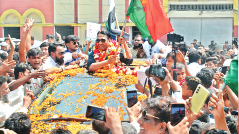 কারামুক্তির পর জাকির খানের শোডাউন, শহরে আতঙ্ক কারামুক্তির পর জাকির খানের শোডাউন, শহরে আতঙ্ক