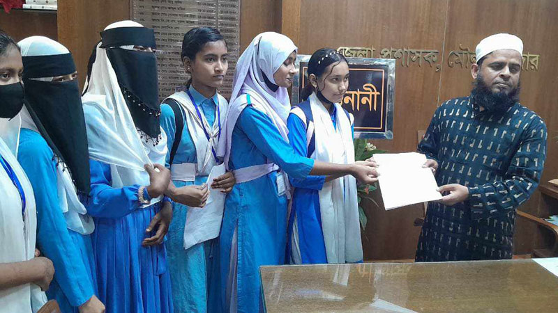 প্রধান শিক্ষকের অপসারণ দাবি শিক্ষার্থীদের প্রধান শিক্ষকের অপসারণ দাবি শিক্ষার্থীদের