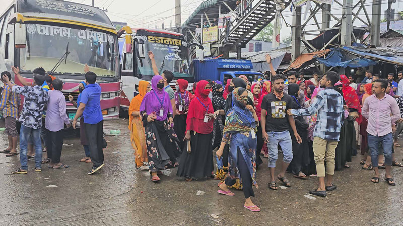 বেতনের দাবিতে মহাসড়ক অবরোধ করে বিক্ষোভ বেতনের দাবিতে মহাসড়ক অবরোধ করে বিক্ষোভ