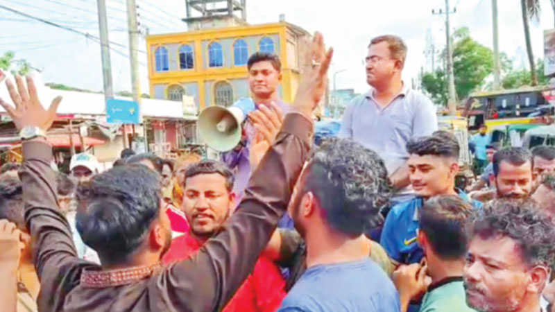ভোলায় ইন্ট্রাকোর ৪টি গাড়ি আটকে দিয়েছে ছাত্র-জনতা ভোলায় ইন্ট্রাকোর ৪টি গাড়ি আটকে দিয়েছে ছাত্র-জনতা