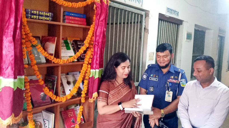 থানায় হাজতিদের জন্য বই কর্নার থানায় হাজতিদের জন্য বই কর্নার