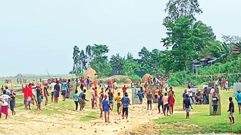 পঞ্চায়েত সমিতির ঘর দখল নিয়ে সংঘর্ষ আহত অর্ধশতাধিক পঞ্চায়েত সমিতির ঘর দখল নিয়ে সংঘর্ষ আহত অর্ধশতাধিক