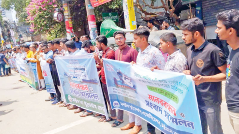 ফেরি সার্ভিস বন্ধে চক্রান্তের অভিযোগ ফেরি সার্ভিস বন্ধে চক্রান্তের অভিযোগ