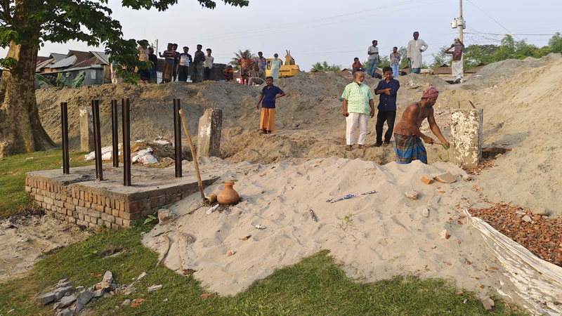 গরুর হাট বসাতে শ্মশান ভরাট গরুর হাট বসাতে শ্মশান ভরাট