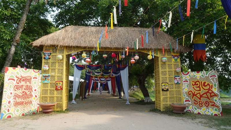 সোনারগাঁ জাদুঘরে বর্ণাঢ্য আয়োজনে চলছে বৈশাখীমেলা সোনারগাঁ জাদুঘরে বর্ণাঢ্য আয়োজনে চলছে বৈশাখীমেলা