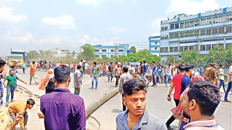 রূপগঞ্জে শ্রমিক অসন্তোষ, সড়ক অবরোধ, সংঘর্ষ রূপগঞ্জে শ্রমিক অসন্তোষ, সড়ক অবরোধ, সংঘর্ষ