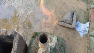 নলকূপের মাথায় দাউ দাউ করে জ্বলছে আগুন