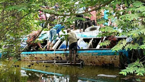 শেরপুরে যাত্রীবাহী বাস পুকুরে পড়ে আহত ২০, নিখোঁজ শিশু