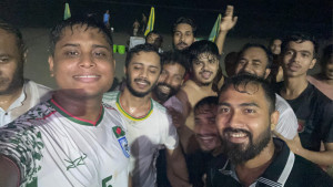 কক্সবাজারে রাতের বৃষ্টিতে সৈকতে ফুটবল খেললেন হাসনাত