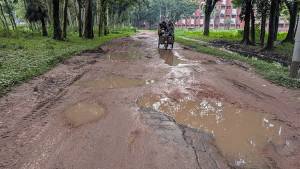 বৃষ্টিতে রাস্তার বেহাল দশা, দুর্ভোগ চরমে
