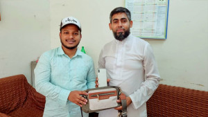 বাসে পাওয়া ব্যাগে স্বর্ণালংকার টাকা, ফিরিয়ে দিলেন শিক্ষার্থী