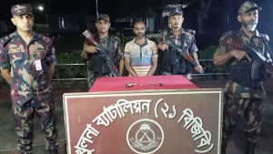 বেনাপোলে পিস্তলসহ অস্ত্র বিক্রেতা আটক
