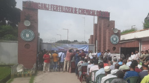 আশুগঞ্জ সার কারখানায় একই পে-স্কেল দাবিতে বিক্ষোভ 