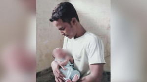 হাজতখানায় সন্তান কোলে ছাত্রলীগ নেতার ছবি ভাইরাল, প্রত্যাহার ২ পুলিশ