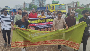 শাড়ি চুড়ি নিয়ে ভৈরব থানায় হাজির জনতা