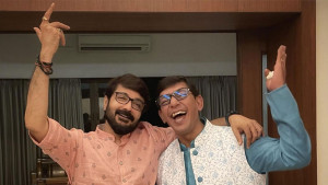 প্রসেনজিৎ কেন চঞ্চলকে পা ছুঁয়ে প্রণাম করতে চাইলেন