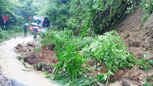 বাঘাইছড়ি-দীঘিনালা সড়কে পাহাড় ধস, যান চলাচল বন্ধ