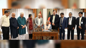 স্মারক ডাকটিকিট অবমুক্ত করলেন প্রধান উপদেষ্টা