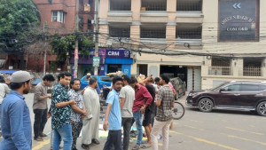 বিএনপি নেতা ফজলুর রহমানের গ্রেপ্তার দাবিতে বাসার সামনে অবস্থান
