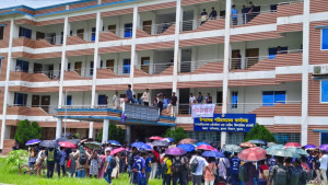 গল্লামারী মৎস্য খামারে তালা দিয়েছেন খুবি শিক্ষার্থীরা