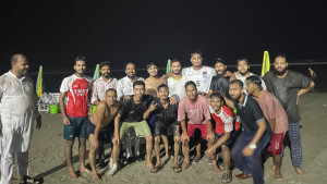 রাতে বৃষ্টিতে কক্সবাজার সৈকতে ফুটবল খেলেছেন হাসনাত 