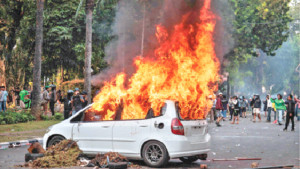 বিক্ষোভে উত্তাল ইন্দোনেশিয়া, জনতা-পুলিশ ব্যাপক সংঘর্ষ