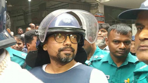 সেই রিকশাচালকের উদ্দেশে পলক বললেন, এক মুজিব লোকান্তরে, লক্ষ মুজিব ঘরে ঘরে
