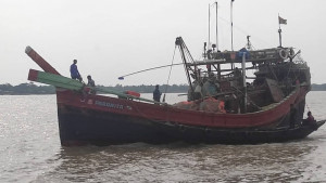 বঙ্গোপসাগর থেকে ভারতীয় ট্রলারসহ ১৪ জেলে আটক