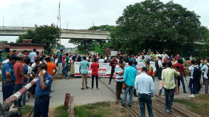 ৬ ঘণ্টা পর রেলপথ ছাড়লেন রবীন্দ্র বিশ্ববিদ্যালয় শিক্ষার্থীরা