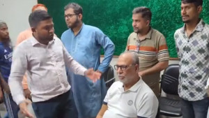 লতিফ সিদ্দিকী ও ঢাকা বিশ্ববিদ্যালয় শিক্ষককে অবরুদ্ধ করে পুলিশে সোপর্দ