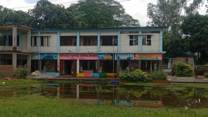বৃষ্টি হলেই পানি চুইয়ে পড়ে শ্রেণিকক্ষে